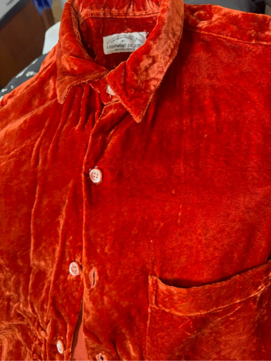 Chemise unisexe en velours orange coupe décontractée avec un col classique et une poche poitrine. 2