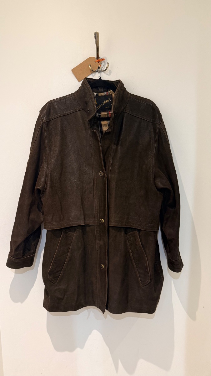 Manteau cuir des années 1980’s avec un beau soufflet à l’arrière cuir bien épais bien patiné