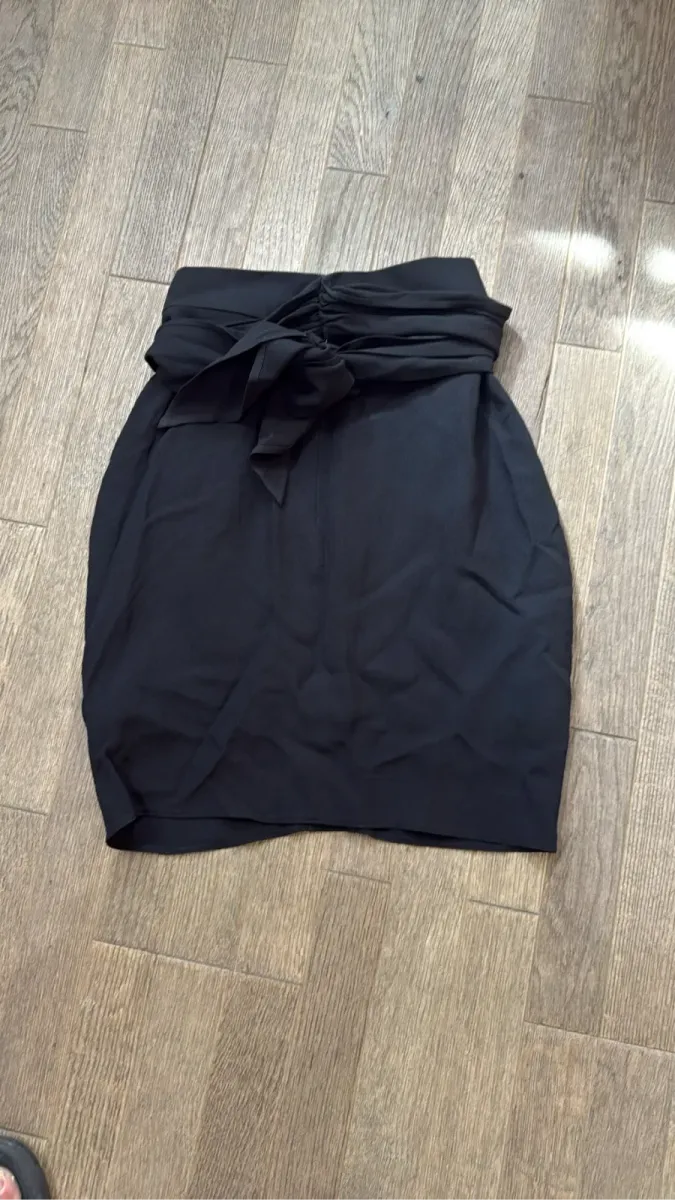 Jupe courte noire Karl Lagerfeld avec un détail drapé et noué à la taille. 4