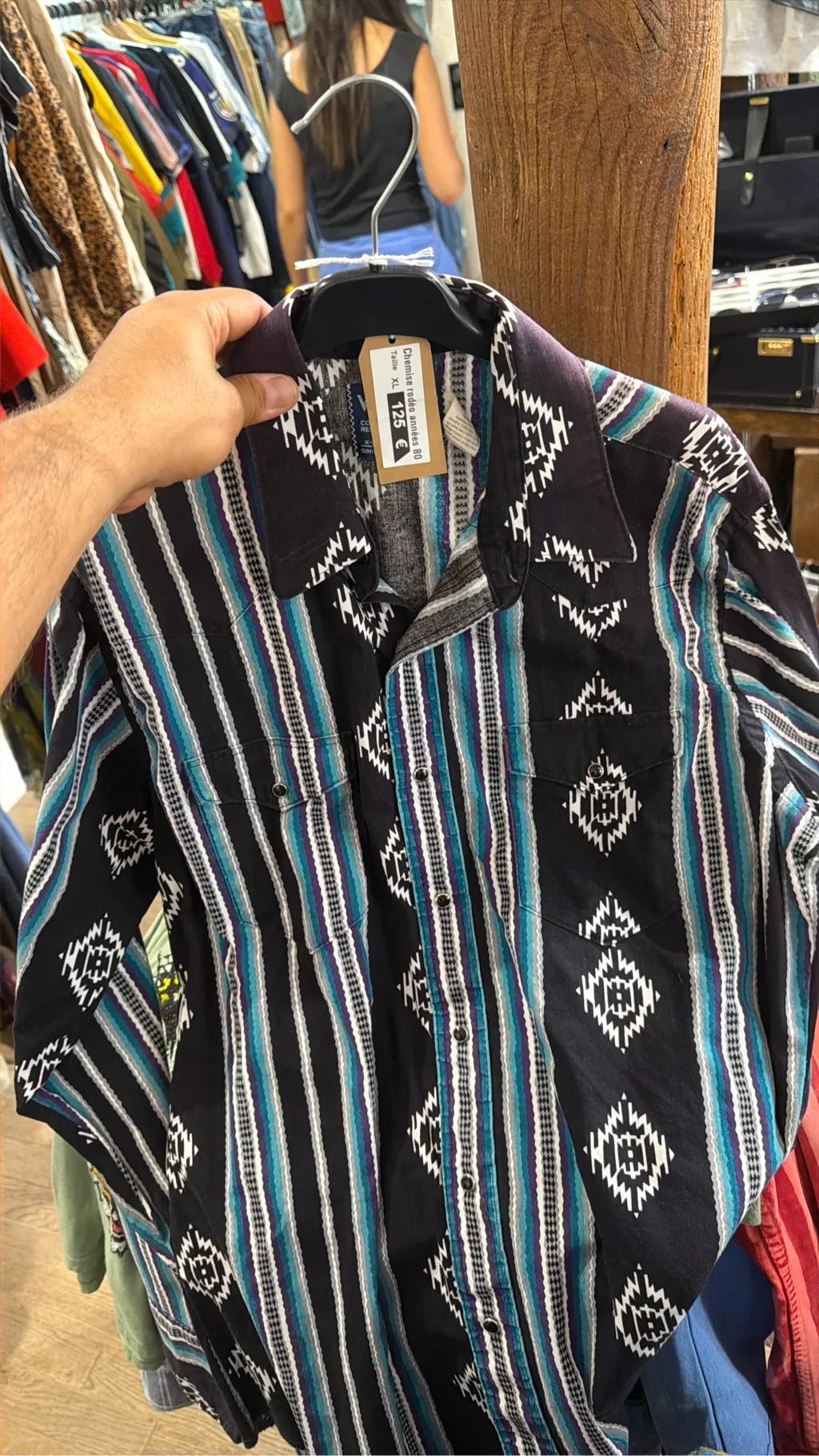 Chemise Wrangler vintage à manches longues en coton, motif sérigraphié style cowboy avec rayures et motifs géométriques.