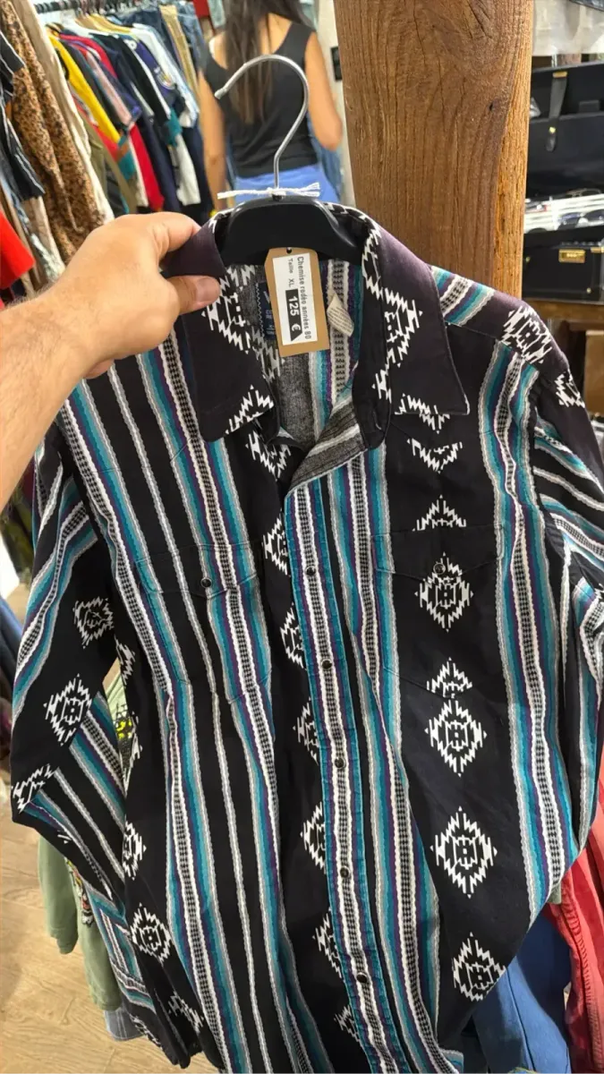 Chemise Wrangler vintage à manches longues en coton, motif sérigraphié style cowboy avec rayures et motifs géométriques.