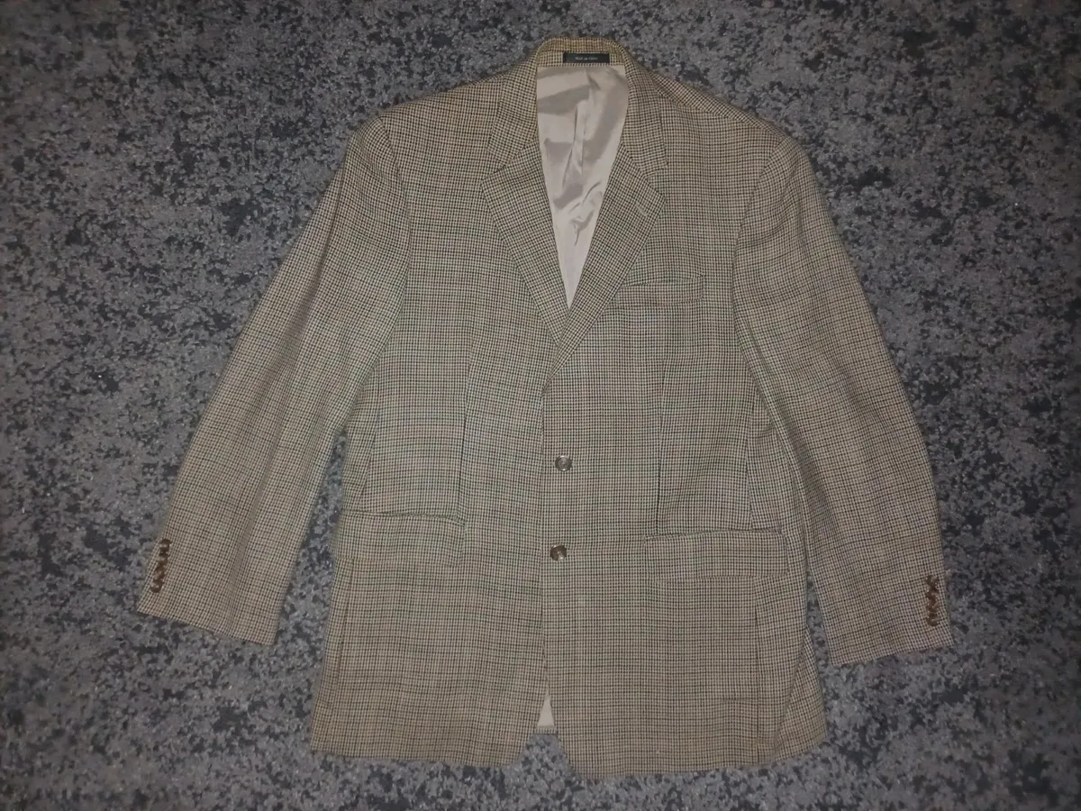 Veste blazer classique en tweed à deux boutons pour homme par Lauren Ralph Lauren, dans un motif micro-pied-de-poule complexe beige, marron et marine. Initialement vendue chez Macy's Men's Store. Marque : Lauren Ralph Lauren Taille : Large (L) Couleur : Micro-carreaux beige, havane, marron et marine Motif : Pied-de-poule / Tweed Guncheck Matière : Extérieur tissé en laine / mélange de laine avec doublure intérieure complète Caractéristiques : Fermeture à deux boutons sur le devant, revers crantés, poignets à quatre boutons, poche poitrine passepoilée, poches à rabat pour les mains, doubles poches intérieures à la poitrine et fente simple au dos État : Excellent état d'occasion, texture tissée nette, doublure complète propre, boutons intacts et les deux étiquettes de marque intérieures entièrement présentes. 2