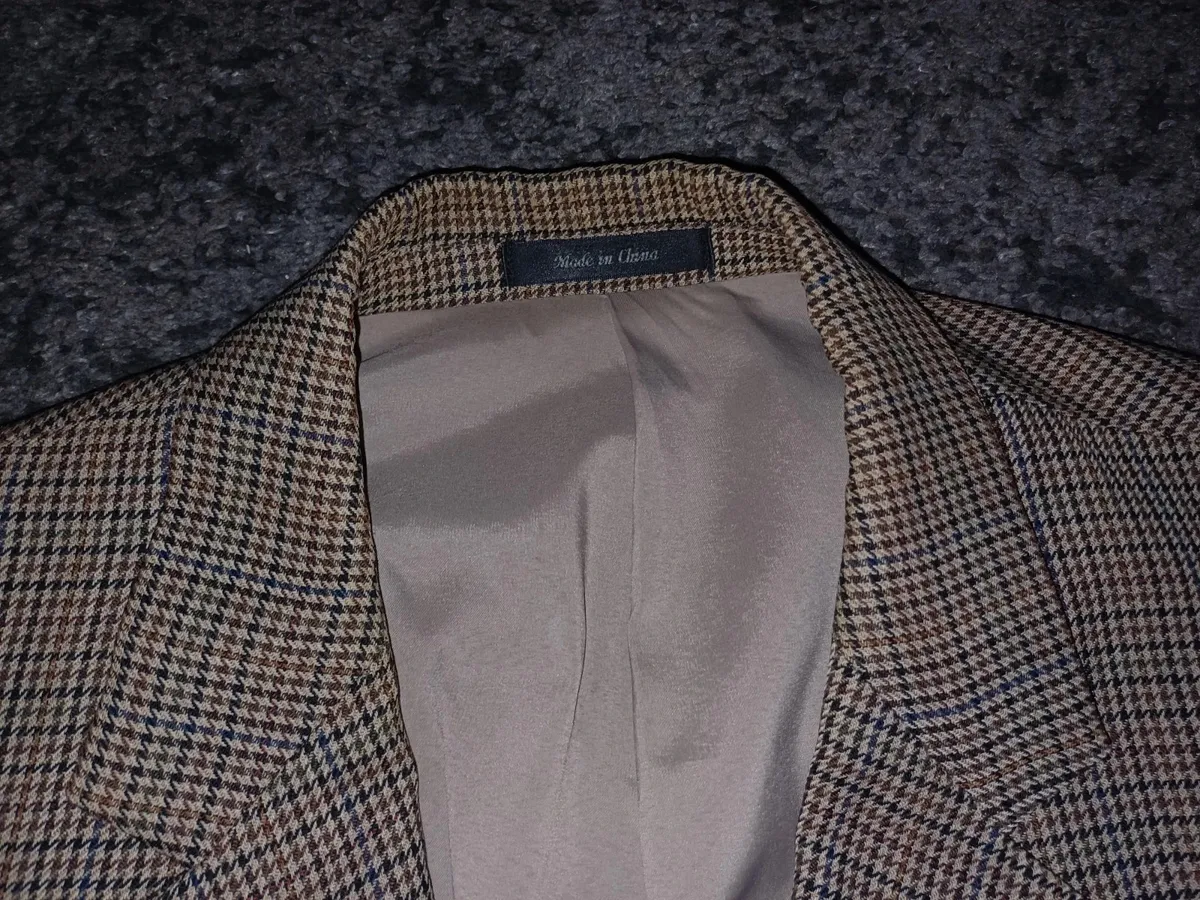 Veste blazer classique en tweed à deux boutons pour homme par Lauren Ralph Lauren, dans un motif micro-pied-de-poule complexe beige, marron et marine. Initialement vendue chez Macy's Men's Store. Marque : Lauren Ralph Lauren Taille : Large (L) Couleur : Micro-carreaux beige, havane, marron et marine Motif : Pied-de-poule / Tweed Guncheck Matière : Extérieur tissé en laine / mélange de laine avec doublure intérieure complète Caractéristiques : Fermeture à deux boutons sur le devant, revers crantés, poignets à quatre boutons, poche poitrine passepoilée, poches à rabat pour les mains, doubles poches intérieures à la poitrine et fente simple au dos État : Excellent état d'occasion, texture tissée nette, doublure complète propre, boutons intacts et les deux étiquettes de marque intérieures entièrement présentes. 6