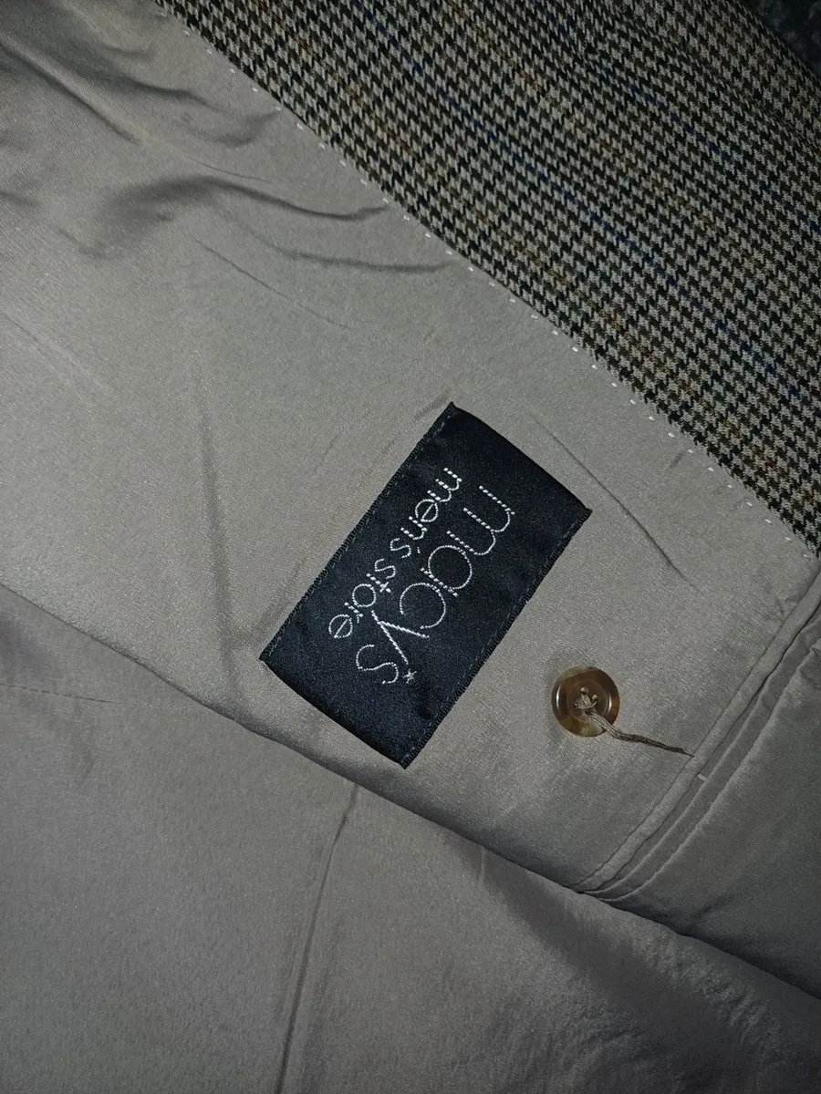Veste blazer classique en tweed à deux boutons pour homme par Lauren Ralph Lauren, dans un motif micro-pied-de-poule complexe beige, marron et marine. Initialement vendue chez Macy's Men's Store. Marque : Lauren Ralph Lauren Taille : Large (L) Couleur : Micro-carreaux beige, havane, marron et marine Motif : Pied-de-poule / Tweed Guncheck Matière : Extérieur tissé en laine / mélange de laine avec doublure intérieure complète Caractéristiques : Fermeture à deux boutons sur le devant, revers crantés, poignets à quatre boutons, poche poitrine passepoilée, poches à rabat pour les mains, doubles poches intérieures à la poitrine et fente simple au dos État : Excellent état d'occasion, texture tissée nette, doublure complète propre, boutons intacts et les deux étiquettes de marque intérieures entièrement présentes. 8