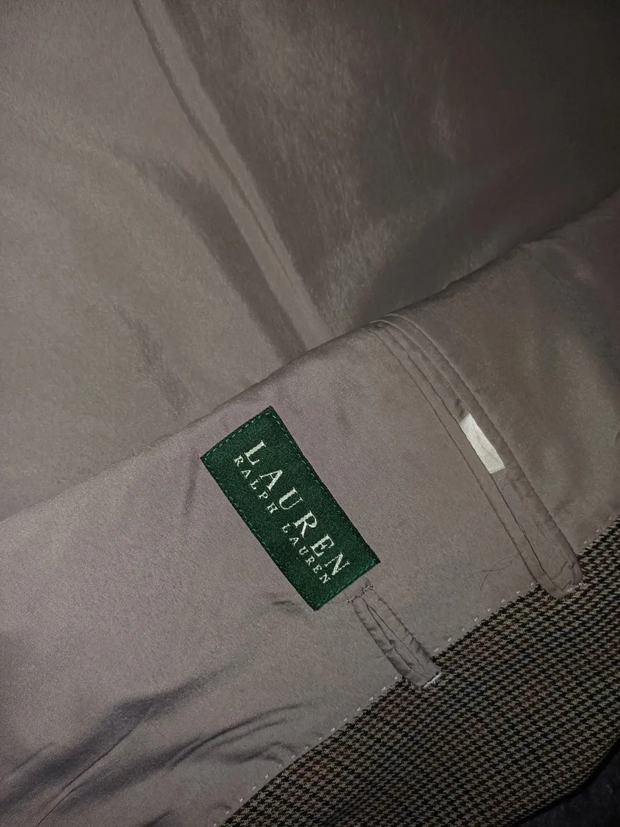 Veste blazer classique en tweed à deux boutons pour homme par Lauren Ralph Lauren, dans un motif micro-pied-de-poule complexe beige, marron et marine. Initialement vendue chez Macy's Men's Store. Marque : Lauren Ralph Lauren Taille : Large (L) Couleur : Micro-carreaux beige, havane, marron et marine Motif : Pied-de-poule / Tweed Guncheck Matière : Extérieur tissé en laine / mélange de laine avec doublure intérieure complète Caractéristiques : Fermeture à deux boutons sur le devant, revers crantés, poignets à quatre boutons, poche poitrine passepoilée, poches à rabat pour les mains, doubles poches intérieures à la poitrine et fente simple au dos État : Excellent état d'occasion, texture tissée nette, doublure complète propre, boutons intacts et les deux étiquettes de marque intérieures entièrement présentes. 9
