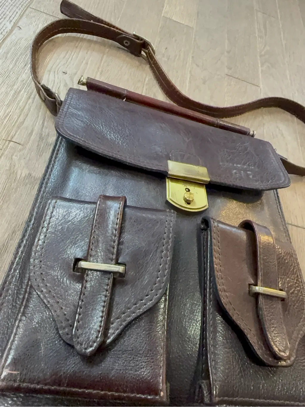 Sacoche en cuir marron vintage avec fermoir en laiton et poches avant, dotée d'une bandoulière ajustable. 3