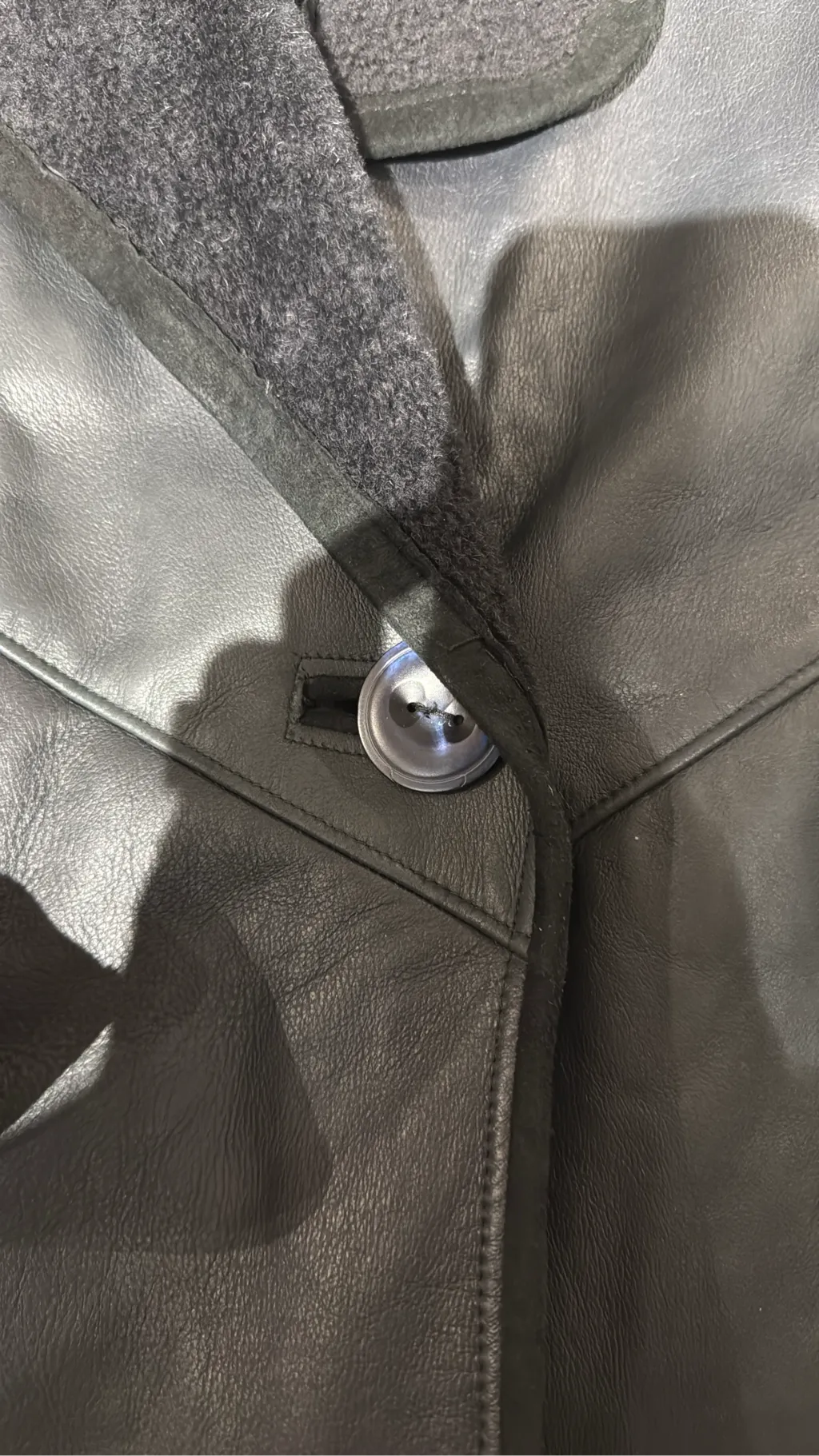 Veste en cuir noire Theyskens Theory avec col en matière duveteuse et ourlet asymétrique. Olivier Theyskens 2