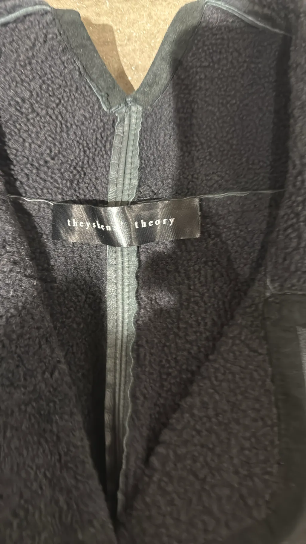 Veste en cuir noire Theyskens Theory avec col en matière duveteuse et ourlet asymétrique. Olivier Theyskens 3
