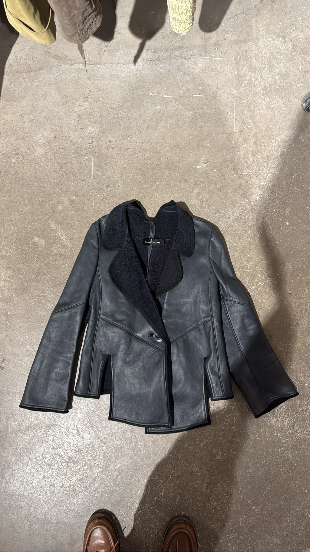 Veste en cuir noire Theyskens Theory avec col en matière duveteuse et ourlet asymétrique. Olivier Theyskens