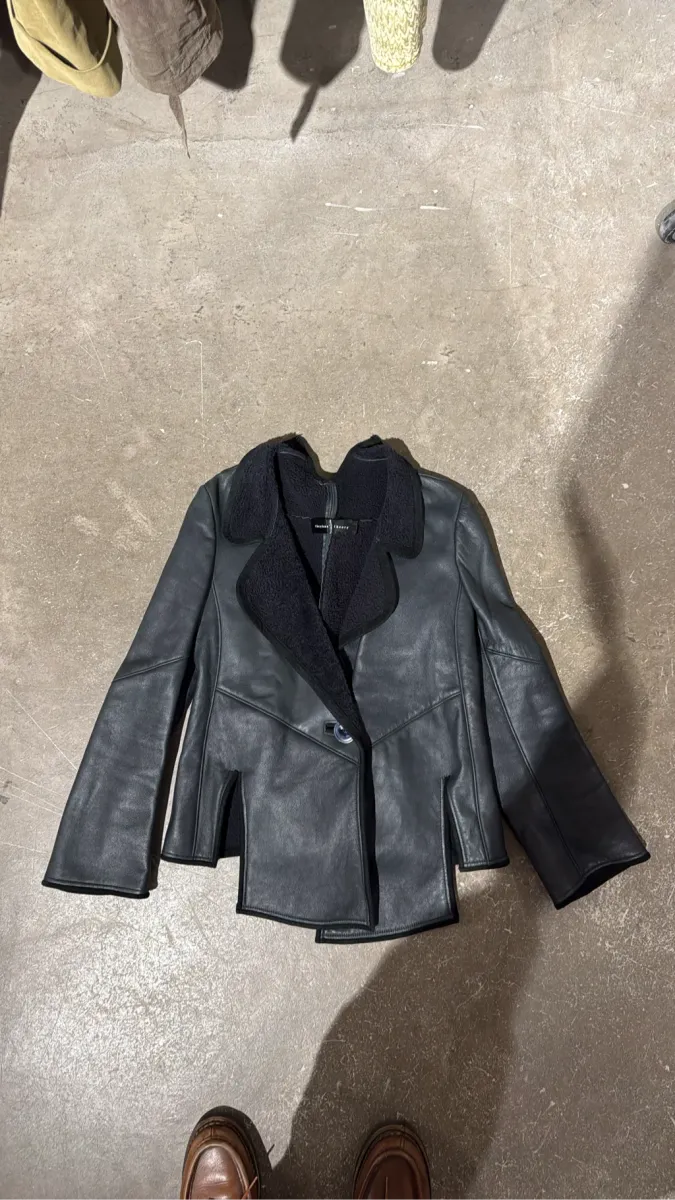 Veste en cuir noire Theyskens Theory avec col en matière duveteuse et ourlet asymétrique. Olivier Theyskens