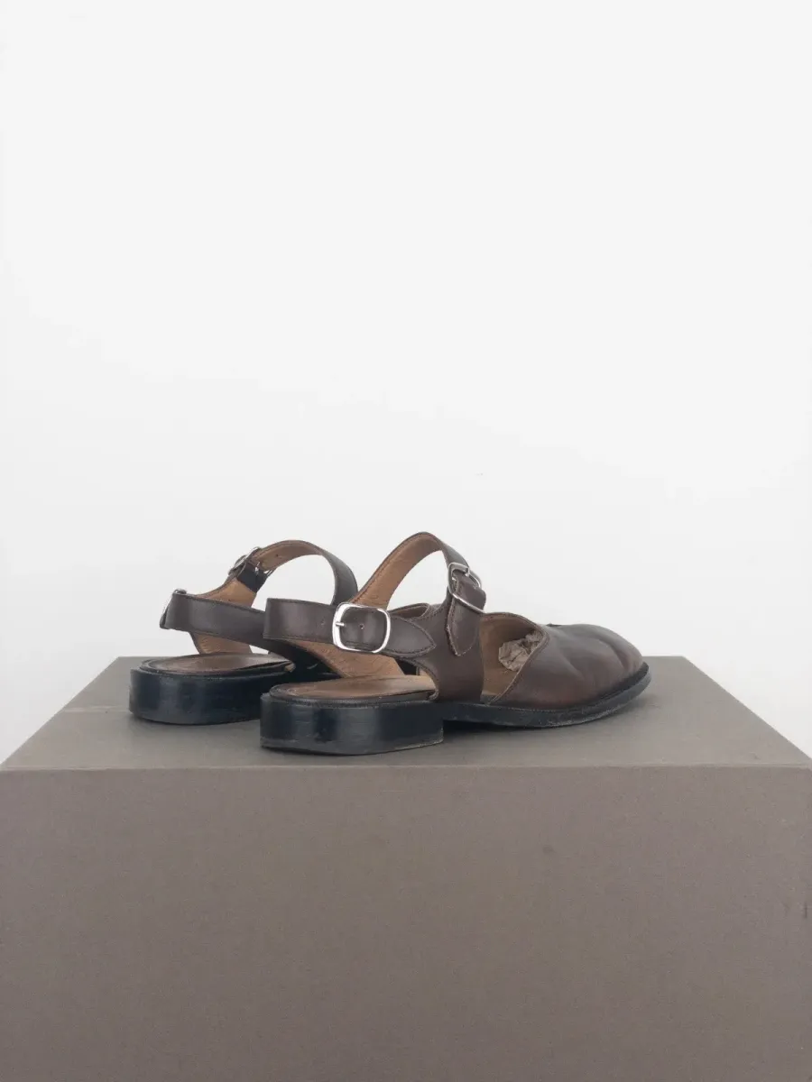 Maison Margiela Tabi Sandals
DETAILS
Brown leather sandals with adjustable straps around the ankle and the signature ‘Tabi’ split toe.
CONDITION*
- Overall very good condition 8/10
SIZE & FIT
- Labeled size EU 40 2
