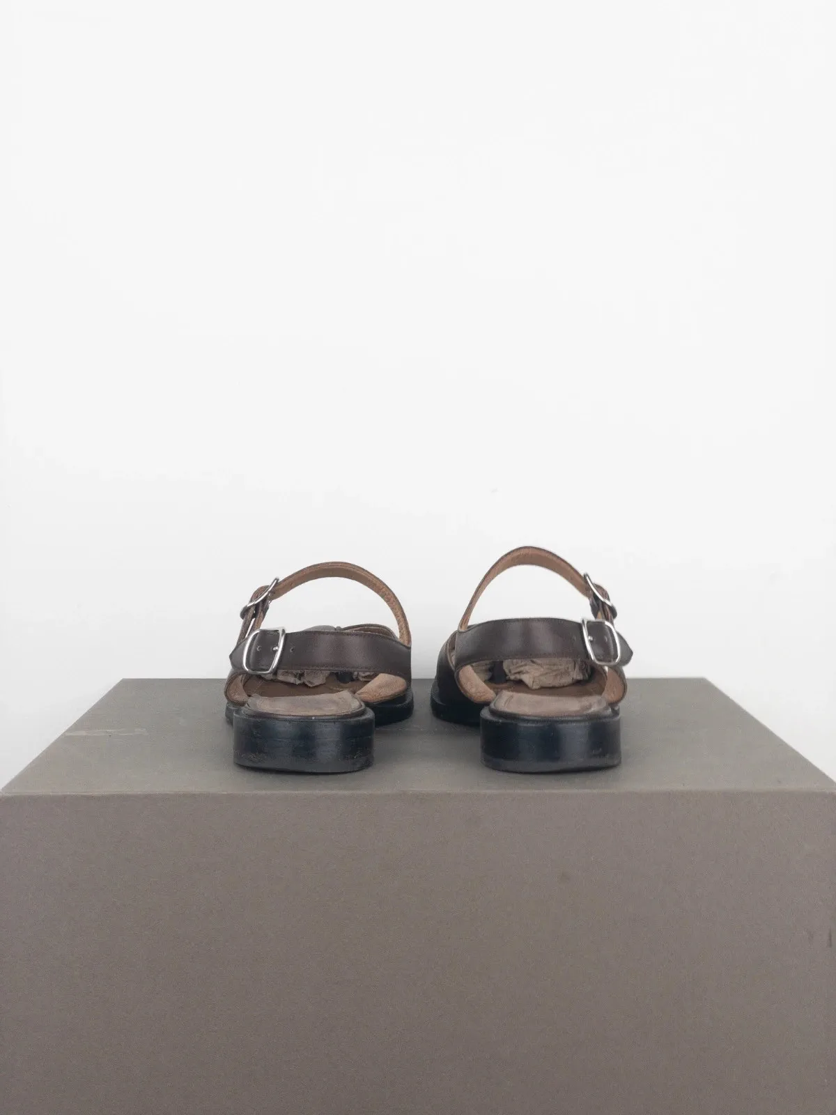 Maison Margiela Tabi Sandals
DETAILS
Brown leather sandals with adjustable straps around the ankle and the signature 'Tabi' split toe.
CONDITION
- Overall very good condition 8/10
SIZE & FIT
- Labeled size EU 40 6