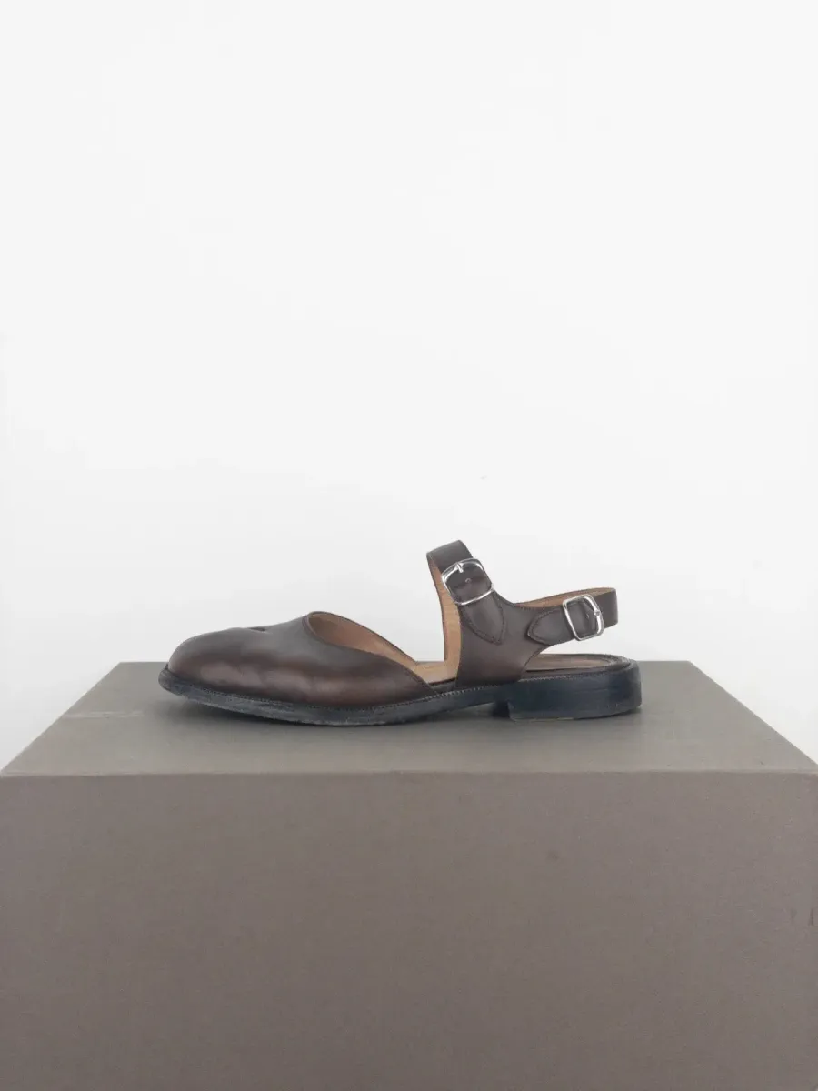 Maison Margiela Tabi Sandals
DETAILS
Brown leather sandals with adjustable straps around the ankle and the signature ‘Tabi’ split toe.
CONDITION*
- Overall very good condition 8/10
SIZE & FIT
- Labeled size EU 40 3