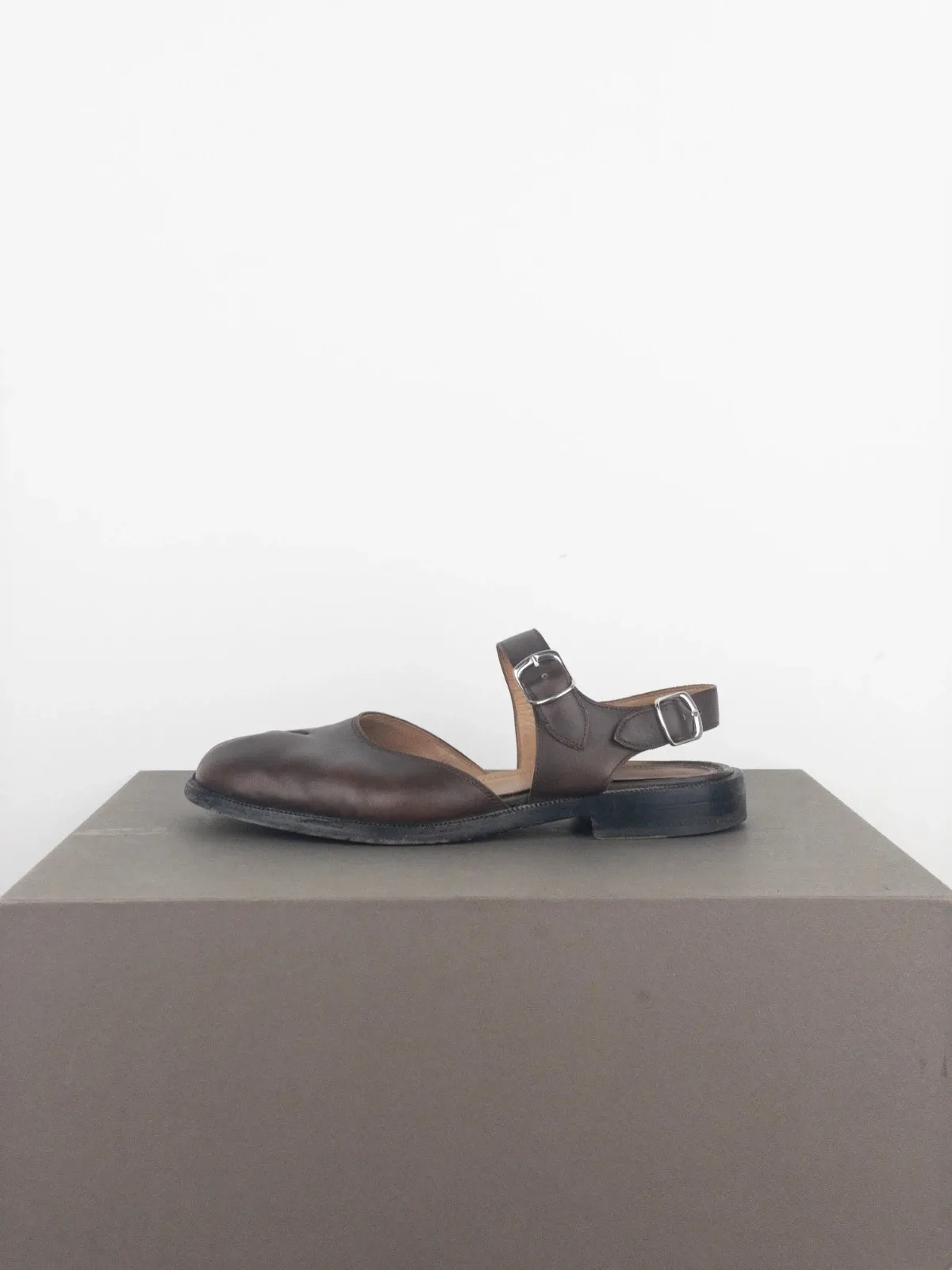 Maison Margiela Tabi Sandals
DETAILS
Brown leather sandals with adjustable straps around the ankle and the signature 'Tabi' split toe.
CONDITION
- Overall very good condition 8/10
SIZE & FIT
- Labeled size EU 40 3