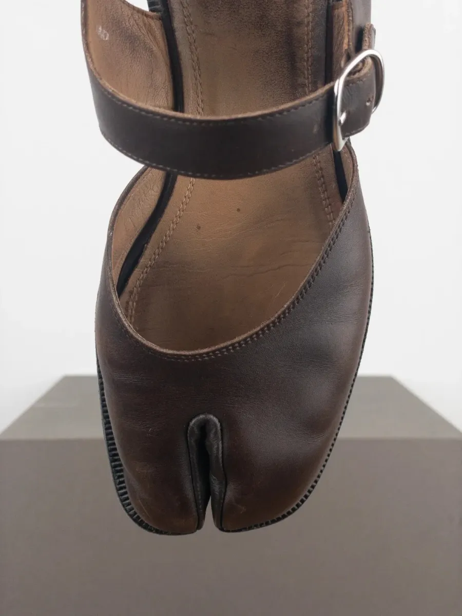 Maison Margiela Tabi Sandals
DETAILS
Brown leather sandals with adjustable straps around the ankle and the signature ‘Tabi’ split toe.
CONDITION*
- Overall very good condition 8/10
SIZE & FIT
- Labeled size EU 40 7