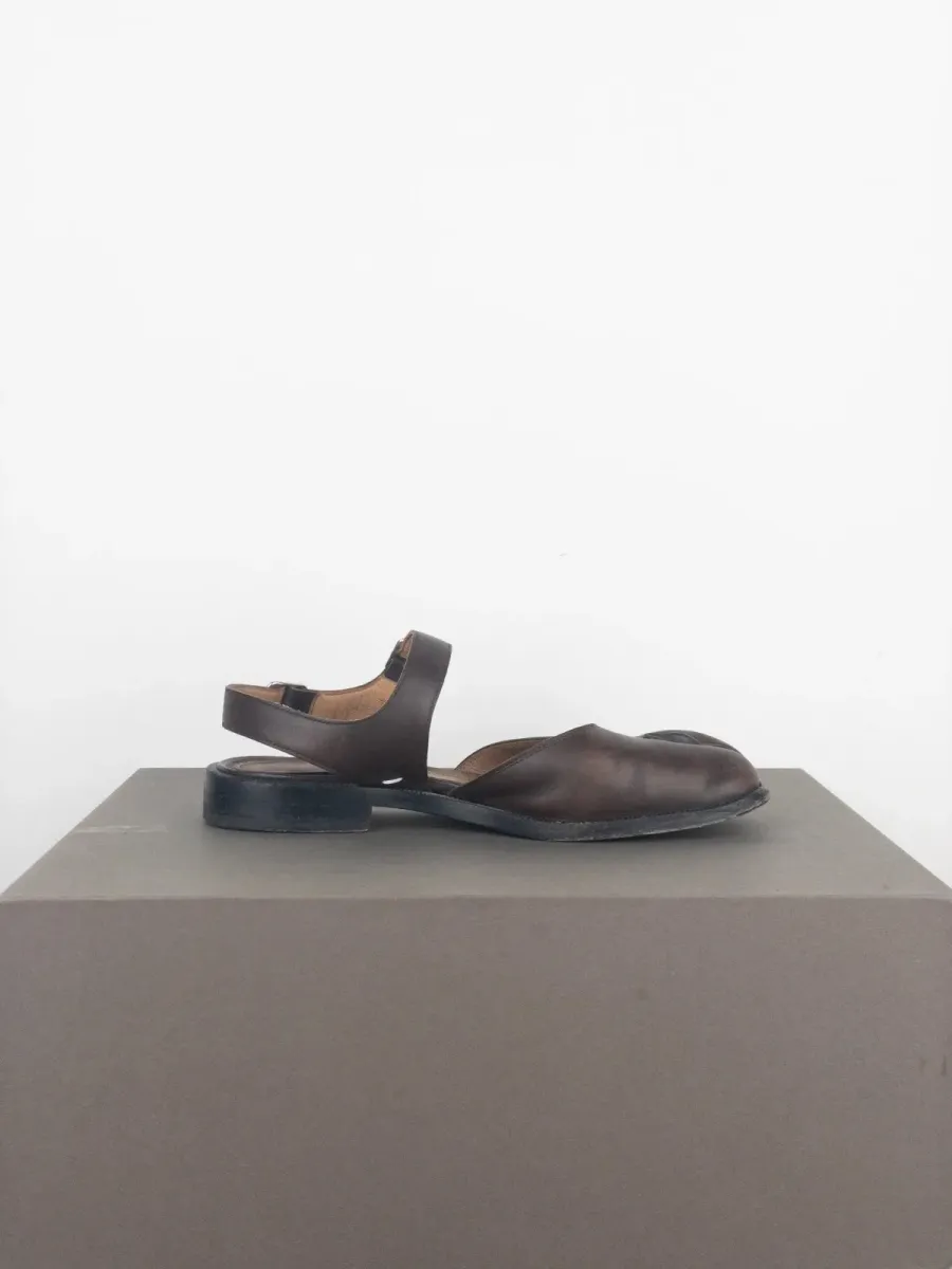 Maison Margiela Tabi Sandals
DETAILS
Brown leather sandals with adjustable straps around the ankle and the signature ‘Tabi’ split toe.
CONDITION*
- Overall very good condition 8/10
SIZE & FIT
- Labeled size EU 40 4