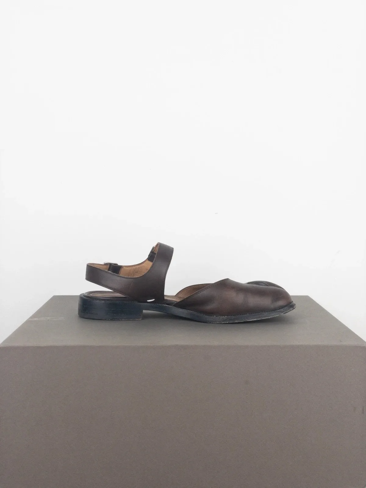 Maison Margiela Tabi Sandals
DETAILS
Brown leather sandals with adjustable straps around the ankle and the signature 'Tabi' split toe.
CONDITION
- Overall very good condition 8/10
SIZE & FIT
- Labeled size EU 40 4