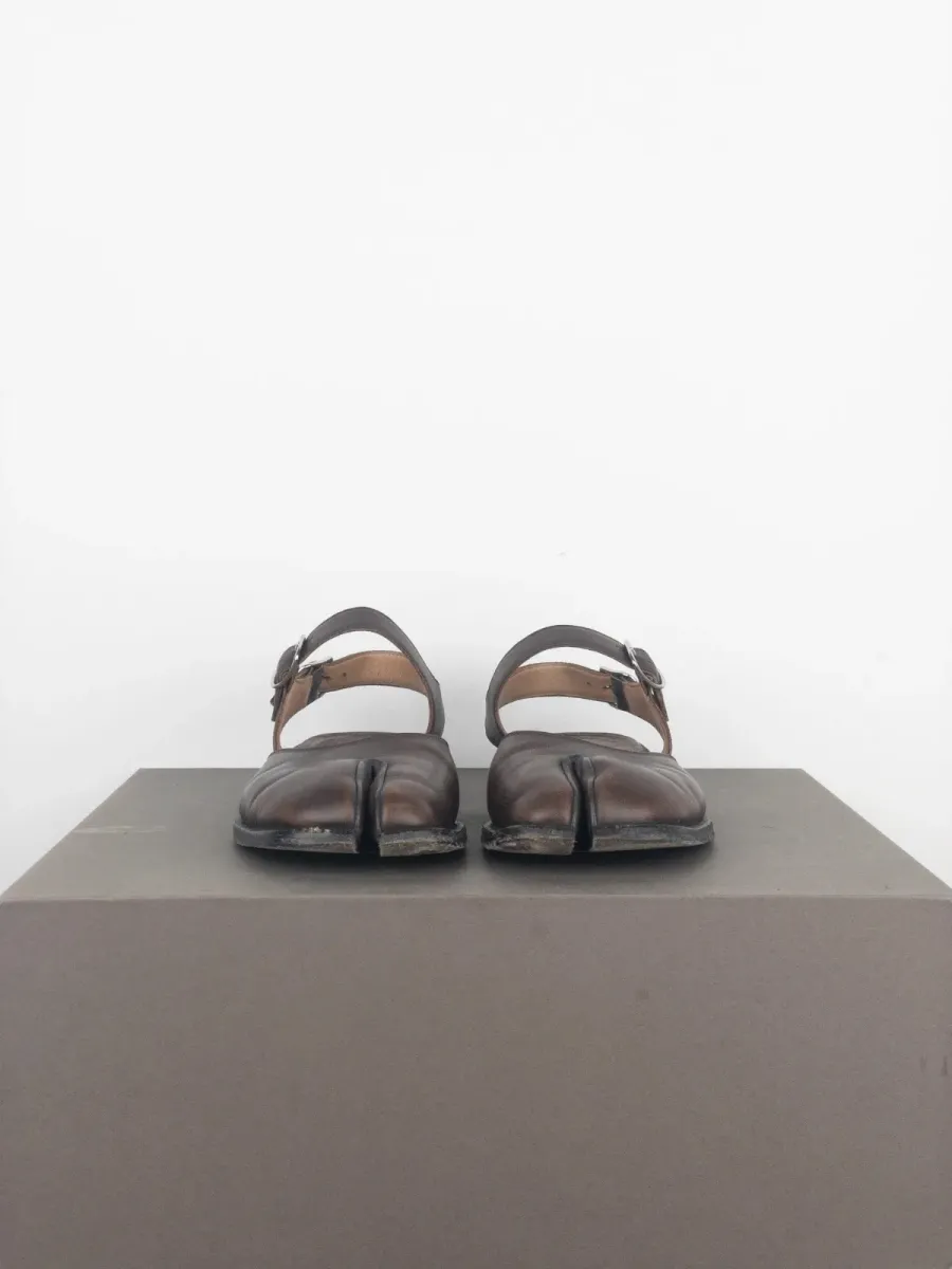 Maison Margiela Tabi Sandals
DETAILS
Brown leather sandals with adjustable straps around the ankle and the signature ‘Tabi’ split toe.
CONDITION*
- Overall very good condition 8/10
SIZE & FIT
- Labeled size EU 40 5