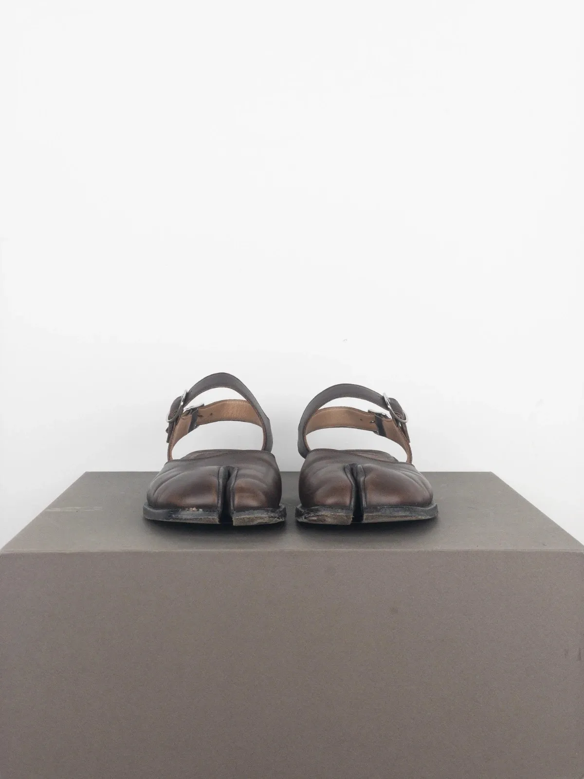 Maison Margiela Tabi Sandals
DETAILS
Brown leather sandals with adjustable straps around the ankle and the signature 'Tabi' split toe.
CONDITION
- Overall very good condition 8/10
SIZE & FIT
- Labeled size EU 40 5