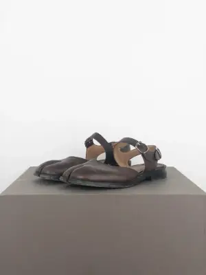 Maison Margiela Tabi Sandals

DETAILS

Brown leather sandals with adjustable straps around the ankle and the signature ‘Tabi’ split toe.

CONDITION*

- Overall very good condition 8/10

SIZE & FIT

- Labeled size EU 40