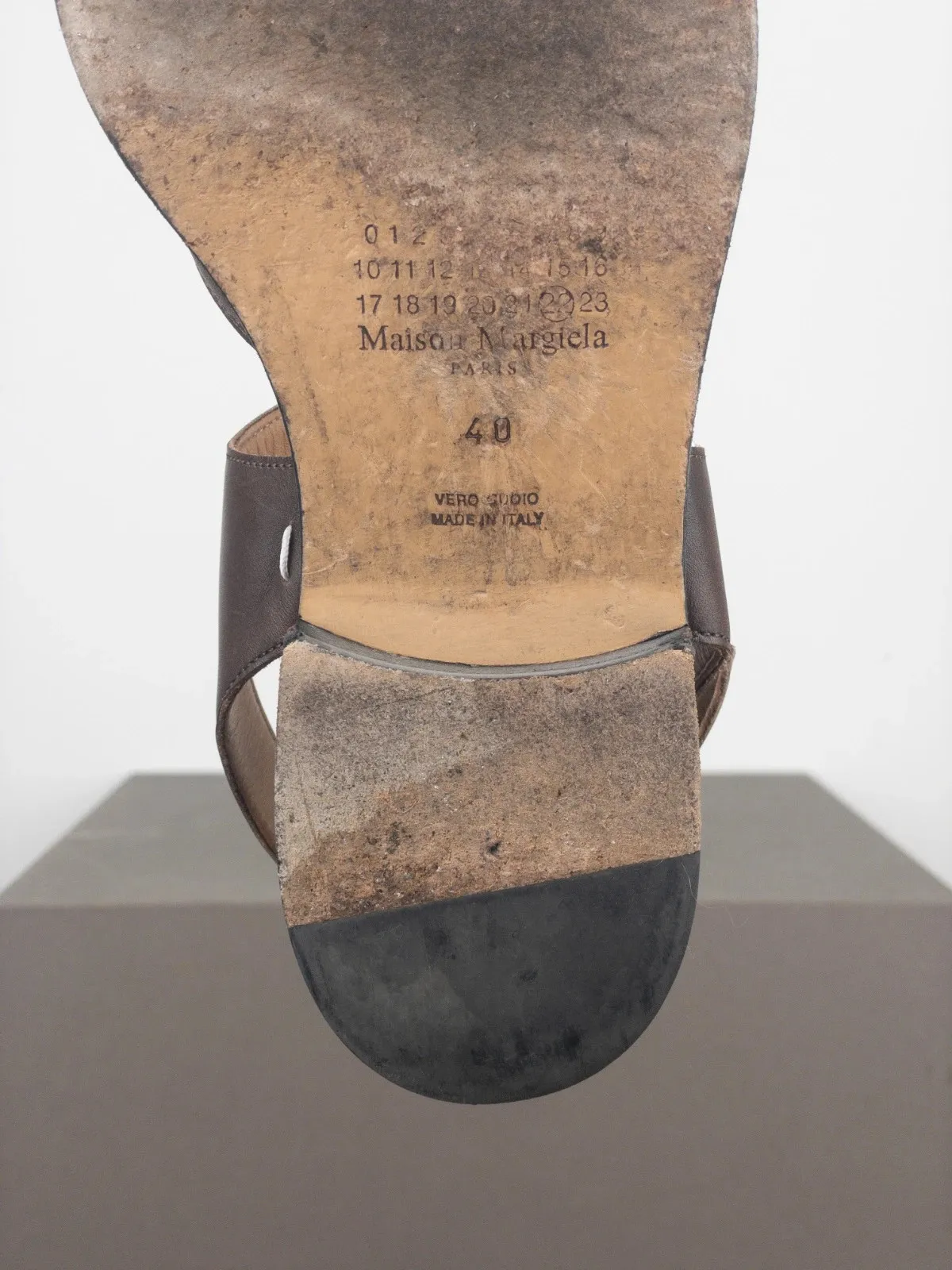 Maison Margiela Tabi Sandals
DETAILS
Brown leather sandals with adjustable straps around the ankle and the signature 'Tabi' split toe.
CONDITION
- Overall very good condition 8/10
SIZE & FIT
- Labeled size EU 40 9