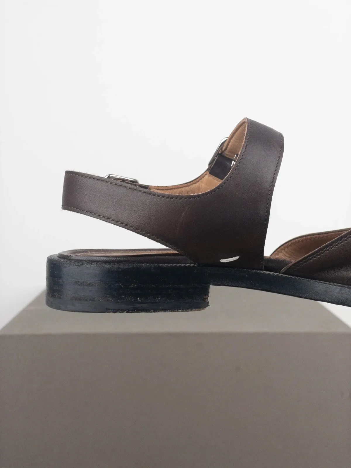 Maison Margiela Tabi Sandals
DETAILS
Brown leather sandals with adjustable straps around the ankle and the signature 'Tabi' split toe.
CONDITION
- Overall very good condition 8/10
SIZE & FIT
- Labeled size EU 40 8