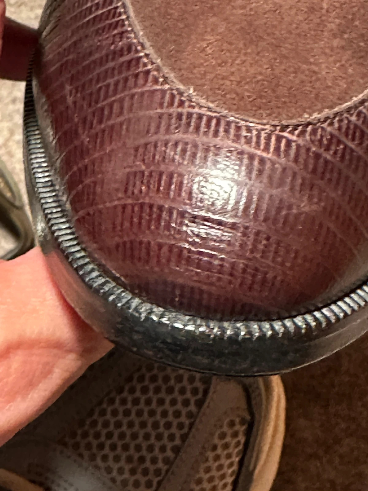  cuir: intérieur, extérieur, et semelle. couleur marron avec le dessus en daim. Elles sont en très bon état. je les vends car elles me vont trop petites.C’est une pointure 40 française. Taille normalement. Longueur à l’intérieur de la chaussure : 25,6 cm 13
