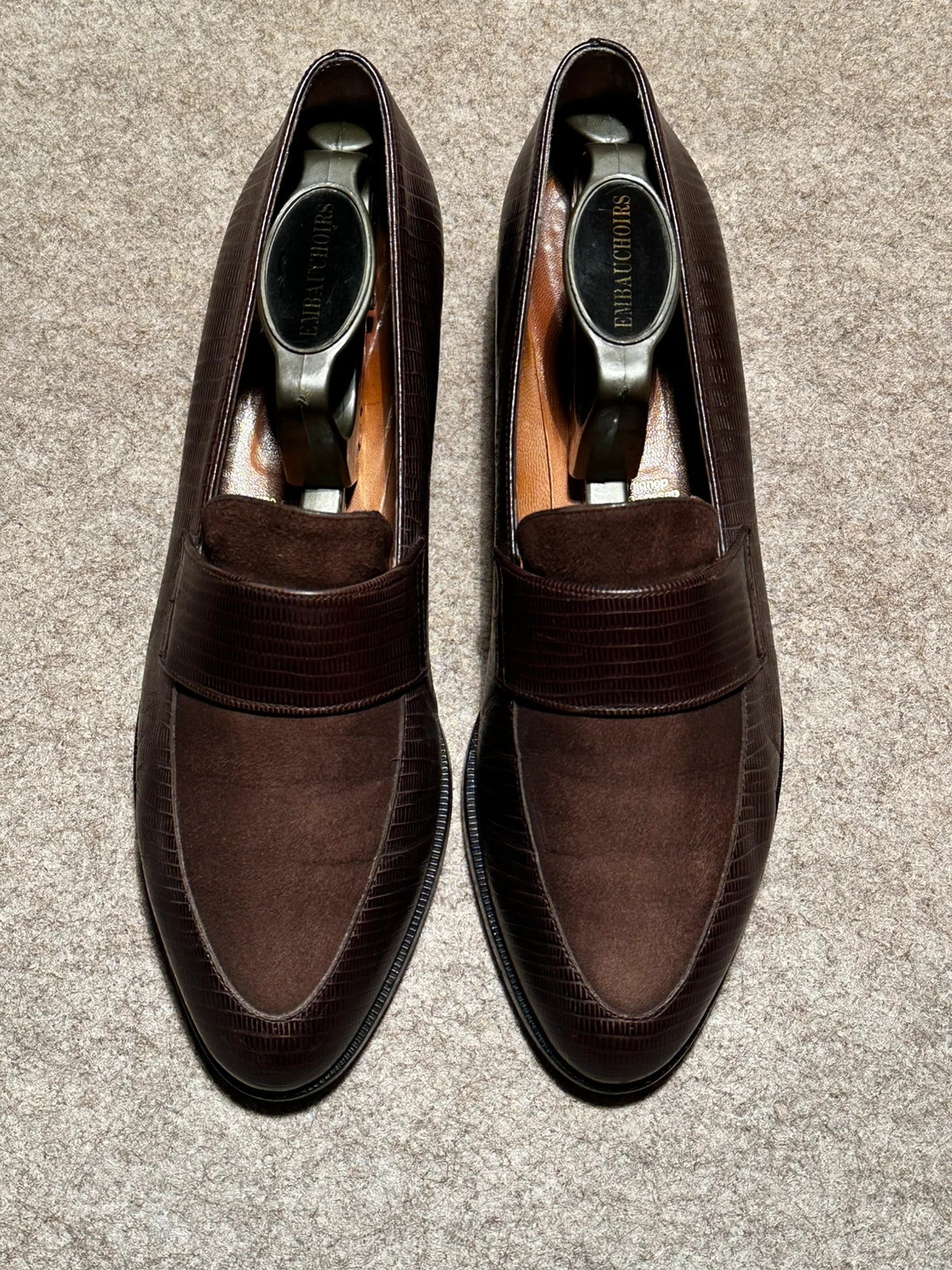  cuir: intérieur, extérieur, et semelle. couleur marron avec le dessus en daim. Elles sont en très bon état. je les vends car elles me vont trop petites.C’est une pointure 40 française. Taille normalement. Longueur à l’intérieur de la chaussure : 25,6 cm 3