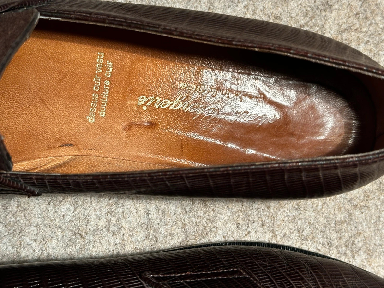  cuir: intérieur, extérieur, et semelle. couleur marron avec le dessus en daim. Elles sont en très bon état. je les vends car elles me vont trop petites.C’est une pointure 40 française. Taille normalement. Longueur à l’intérieur de la chaussure : 25,6 cm 9