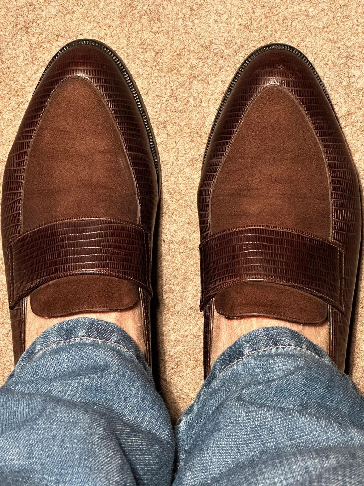  cuir: intérieur, extérieur, et semelle. couleur marron avec le dessus en daim. Elles sont en très bon état. je les vends car elles me vont trop petites.C’est une pointure 40 française. Taille normalement. Longueur à l’intérieur de la chaussure : 25,6 cm 14