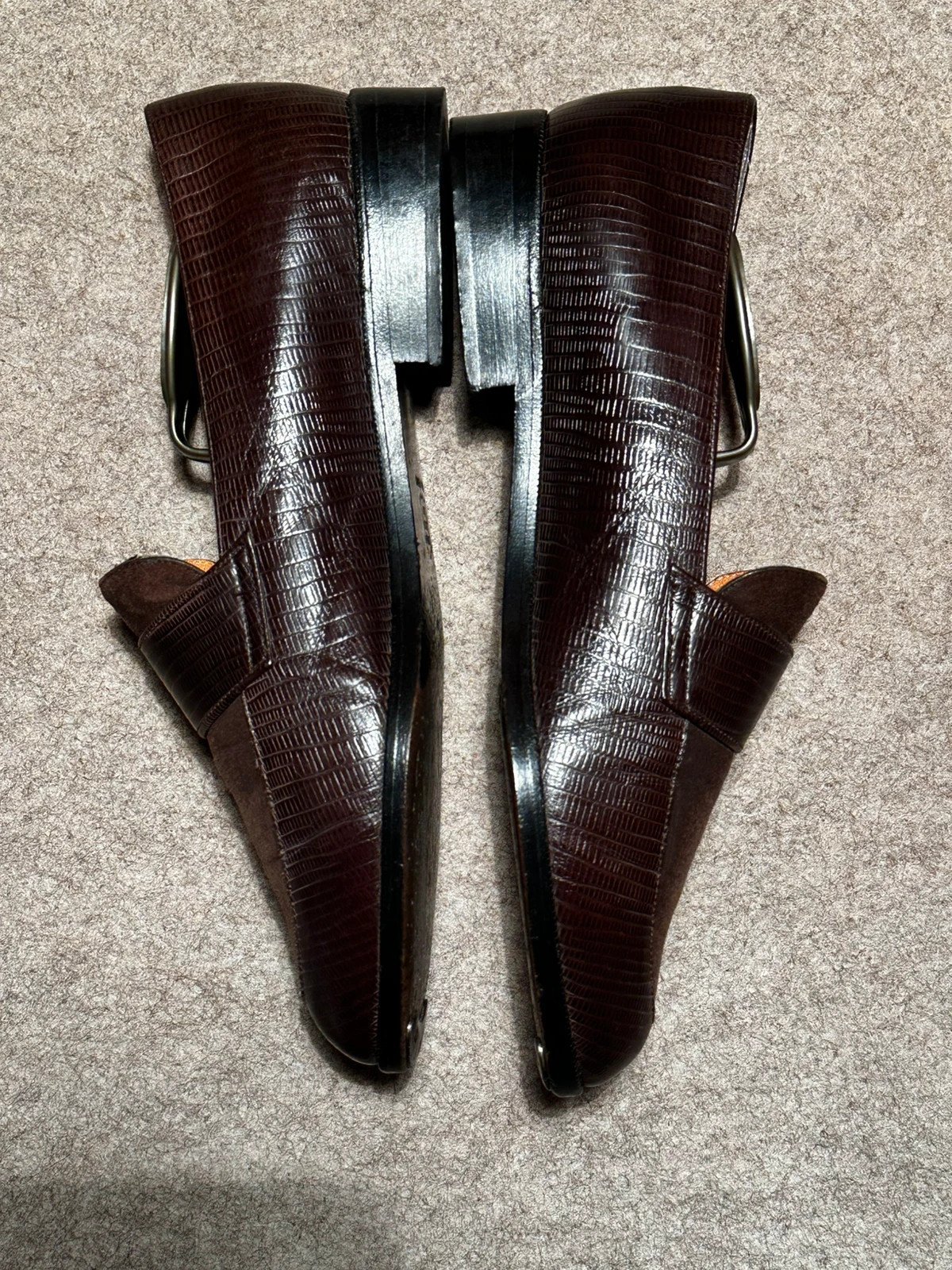  cuir: intérieur, extérieur, et semelle. couleur marron avec le dessus en daim. Elles sont en très bon état. je les vends car elles me vont trop petites.C’est une pointure 40 française. Taille normalement. Longueur à l’intérieur de la chaussure : 25,6 cm 4