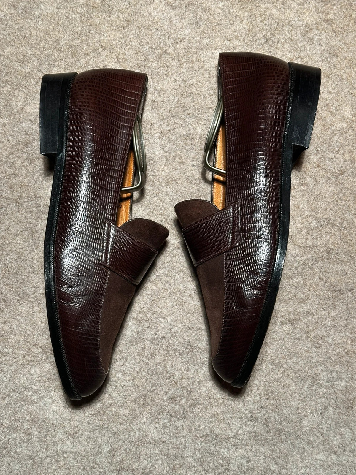  cuir: intérieur, extérieur, et semelle. couleur marron avec le dessus en daim. Elles sont en très bon état. je les vends car elles me vont trop petites.C’est une pointure 40 française. Taille normalement. Longueur à l’intérieur de la chaussure : 25,6 cm 5