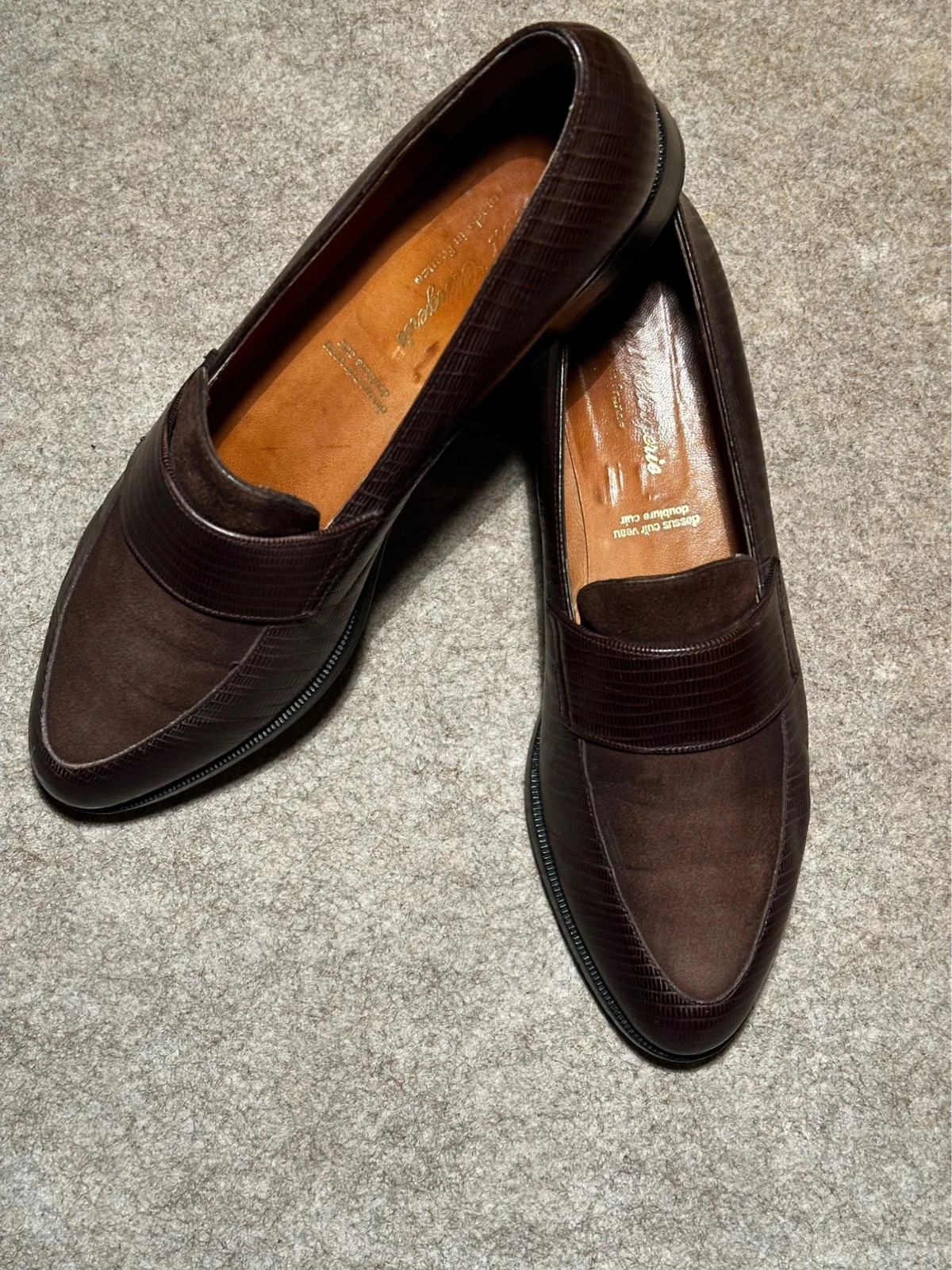  cuir: intérieur, extérieur, et semelle. couleur marron avec le dessus en daim. Elles sont en très bon état. je les vends car elles me vont trop petites.C’est une pointure 40 française. Taille normalement. Longueur à l’intérieur de la chaussure : 25,6 cm 2