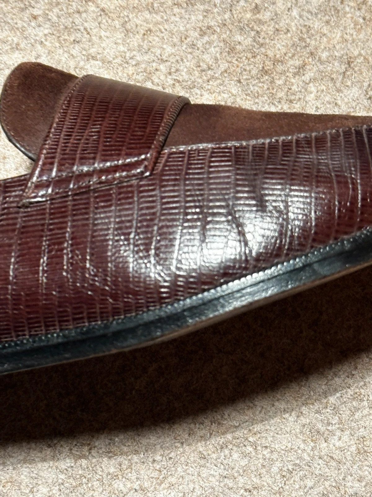  cuir: intérieur, extérieur, et semelle. couleur marron avec le dessus en daim. Elles sont en très bon état. je les vends car elles me vont trop petites.C’est une pointure 40 française. Taille normalement. Longueur à l’intérieur de la chaussure : 25,6 cm 12