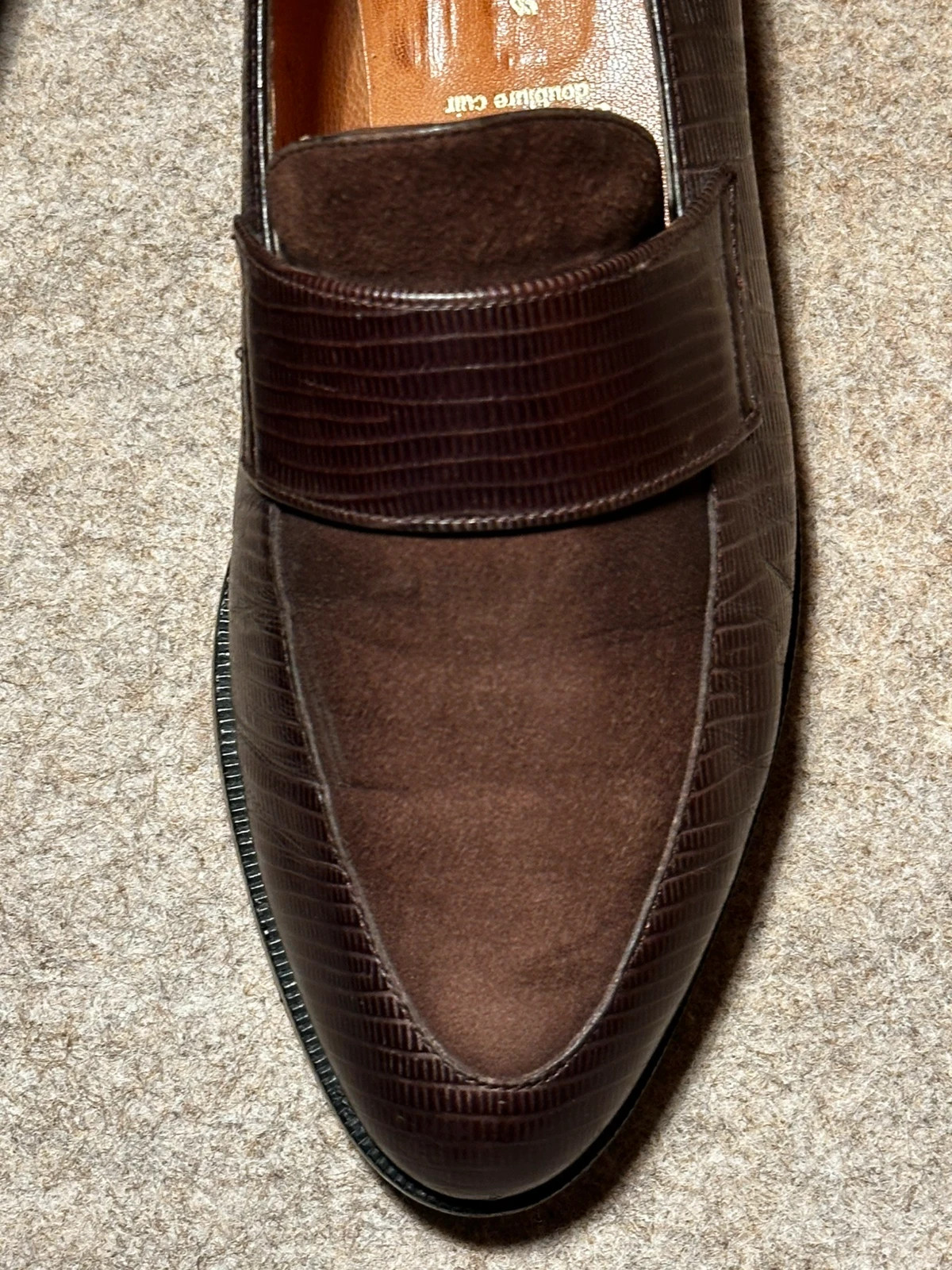  cuir: intérieur, extérieur, et semelle. couleur marron avec le dessus en daim. Elles sont en très bon état. je les vends car elles me vont trop petites.C’est une pointure 40 française. Taille normalement. Longueur à l’intérieur de la chaussure : 25,6 cm 11