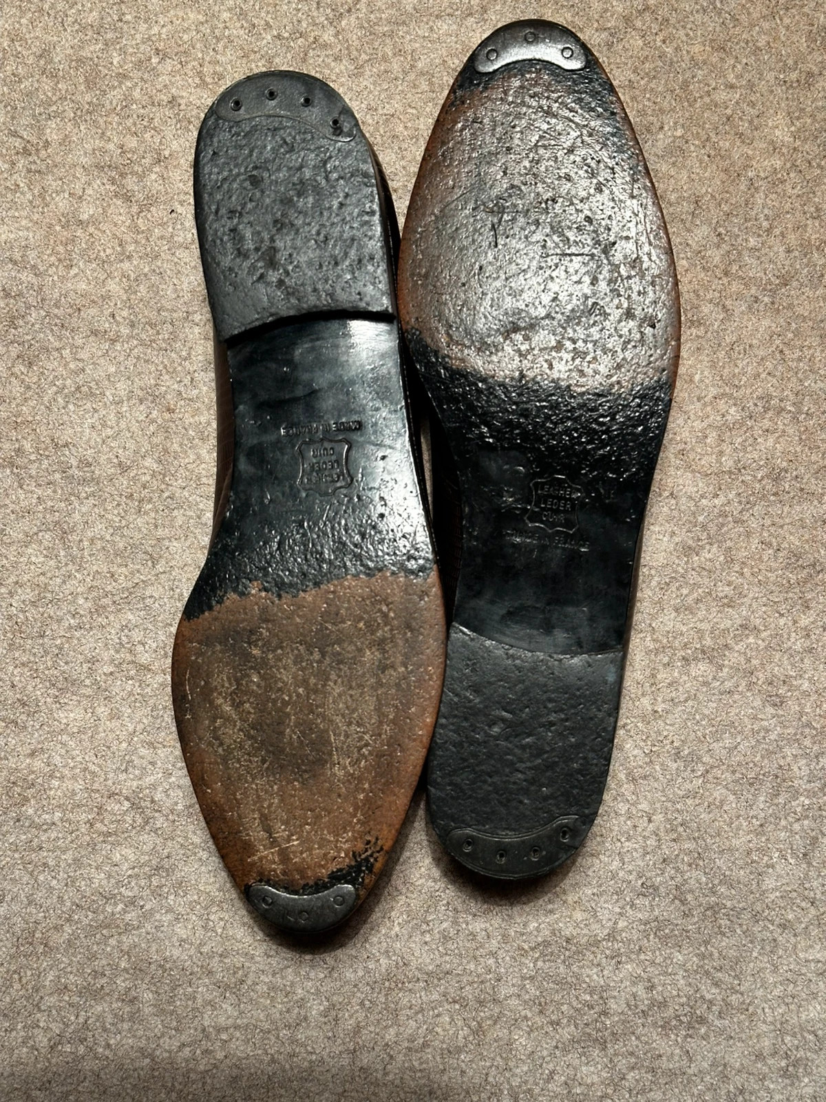  cuir: intérieur, extérieur, et semelle. couleur marron avec le dessus en daim. Elles sont en très bon état. je les vends car elles me vont trop petites.C’est une pointure 40 française. Taille normalement. Longueur à l’intérieur de la chaussure : 25,6 cm 6