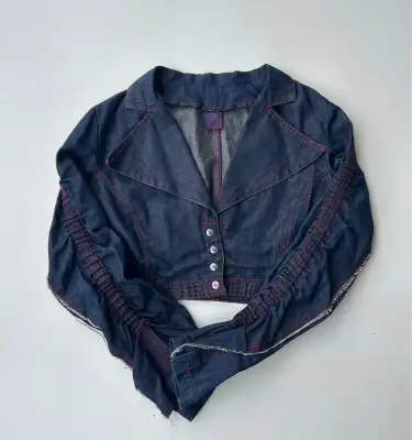 Veste jean/denim crop manches oversize indigo . Très bon état. Veste courte/crop manches froncées effet oversize. Couture rouge. Mélange coton et lin .

Made in Italy 🇮🇹 

Taille IV 


#indigo #denimcrop #y2k