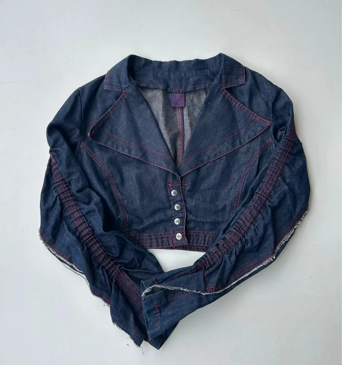 Veste jean/denim crop manches oversize indigo . Très bon état. Veste courte/crop manches froncées effet oversize. Couture rouge. Mélange coton et lin .
Made in Italy 🇮🇹
Taille IV
#indigo #denimcrop #y2k