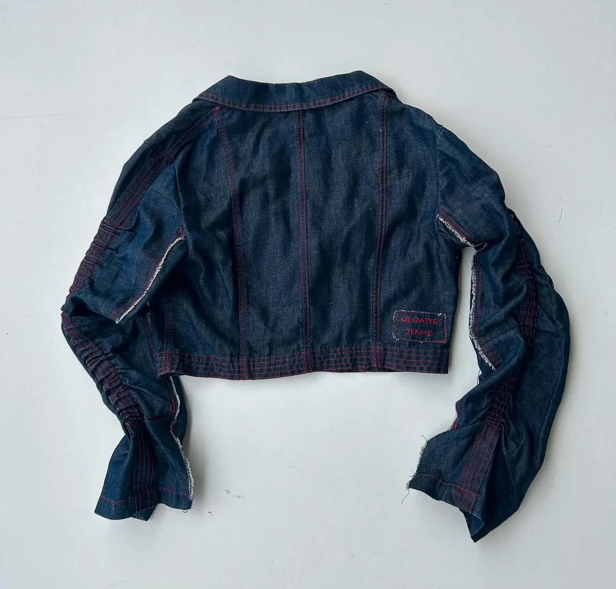 Veste jean/denim crop manches oversize indigo . Très bon état. Veste courte/crop manches froncées effet oversize. Couture rouge. Mélange coton et lin .
Made in Italy 🇮🇹
Taille IV
#indigo #denimcrop #y2k 2