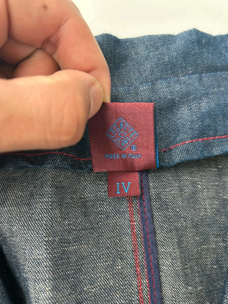 Veste jean/denim crop manches oversize indigo . Très bon état. Veste courte/crop manches froncées effet oversize. Couture rouge. Mélange coton et lin .
Made in Italy 🇮🇹
Taille IV
#indigo #denimcrop #y2k 6