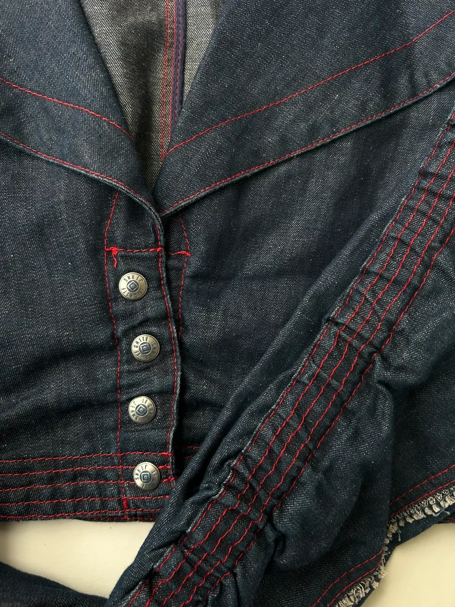 Veste jean/denim crop manches oversize indigo . Très bon état. Veste courte/crop manches froncées effet oversize. Couture rouge. Mélange coton et lin .
Made in Italy 🇮🇹
Taille IV
#indigo #denimcrop #y2k 3