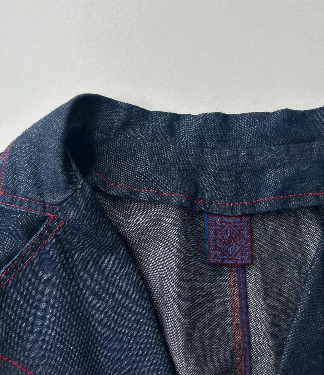 Veste jean/denim crop manches oversize indigo . Très bon état. Veste courte/crop manches froncées effet oversize. Couture rouge. Mélange coton et lin .
Made in Italy 🇮🇹
Taille IV
#indigo #denimcrop #y2k 5