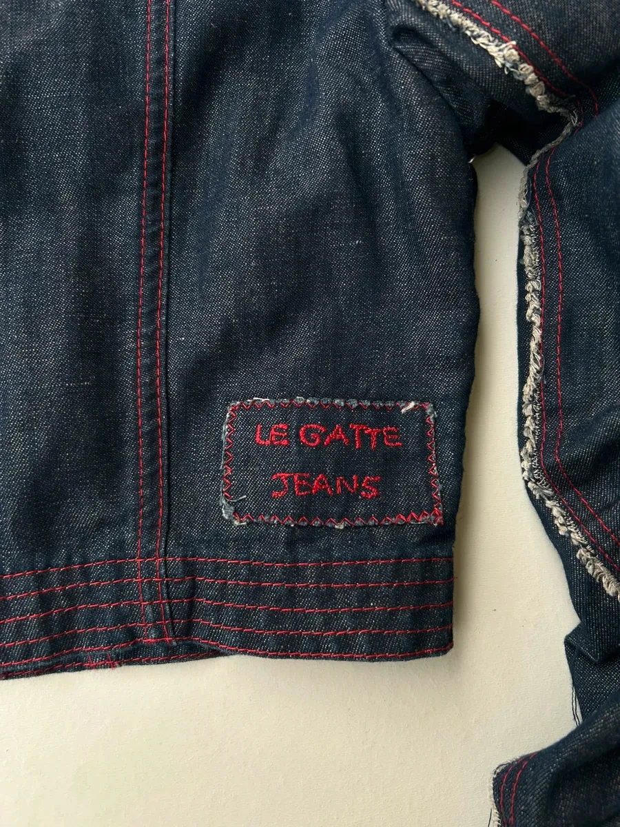 Veste jean/denim crop manches oversize indigo . Très bon état. Veste courte/crop manches froncées effet oversize. Couture rouge. Mélange coton et lin .
Made in Italy 🇮🇹
Taille IV
#indigo #denimcrop #y2k 4