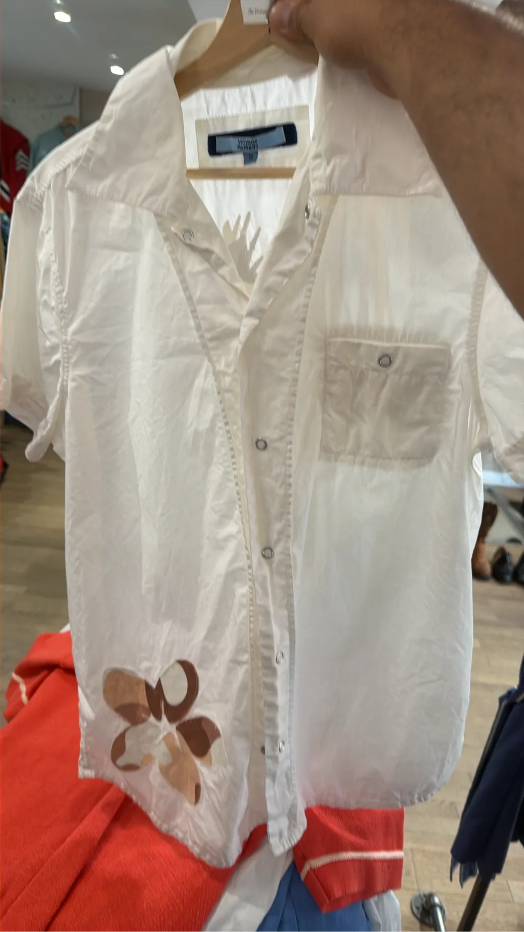 Chemise blanche à manches courtes de la marque Voyage Passion avec motifs palmier marron.