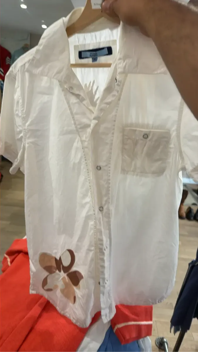 Chemise blanche à manches courtes de la marque Voyage Passion avec motifs palmier marron.
