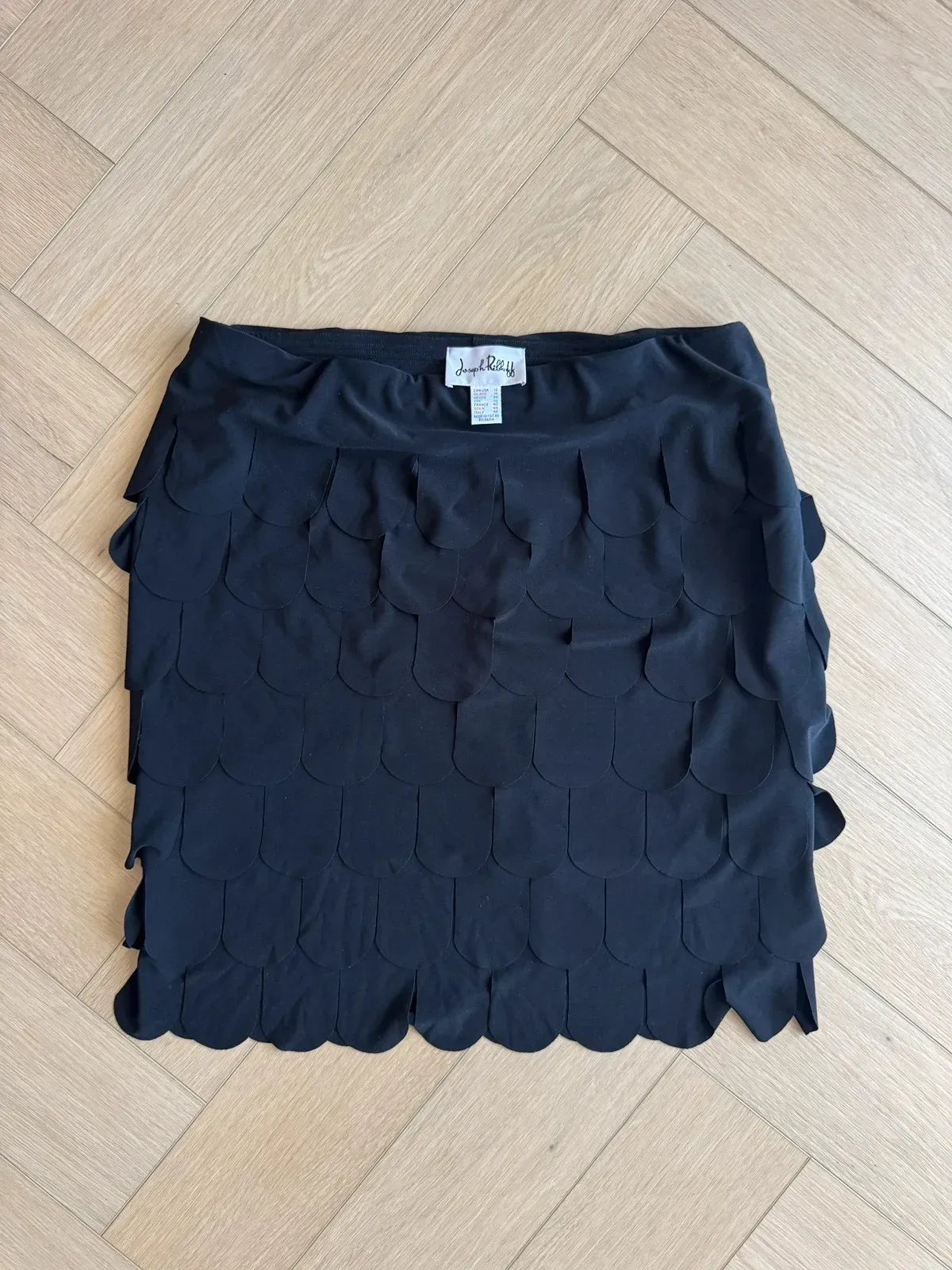 Joseph Ribkoff skirt, a piece from the Canadian house known for its feminine cuts. Very good condition. Size XL (42).