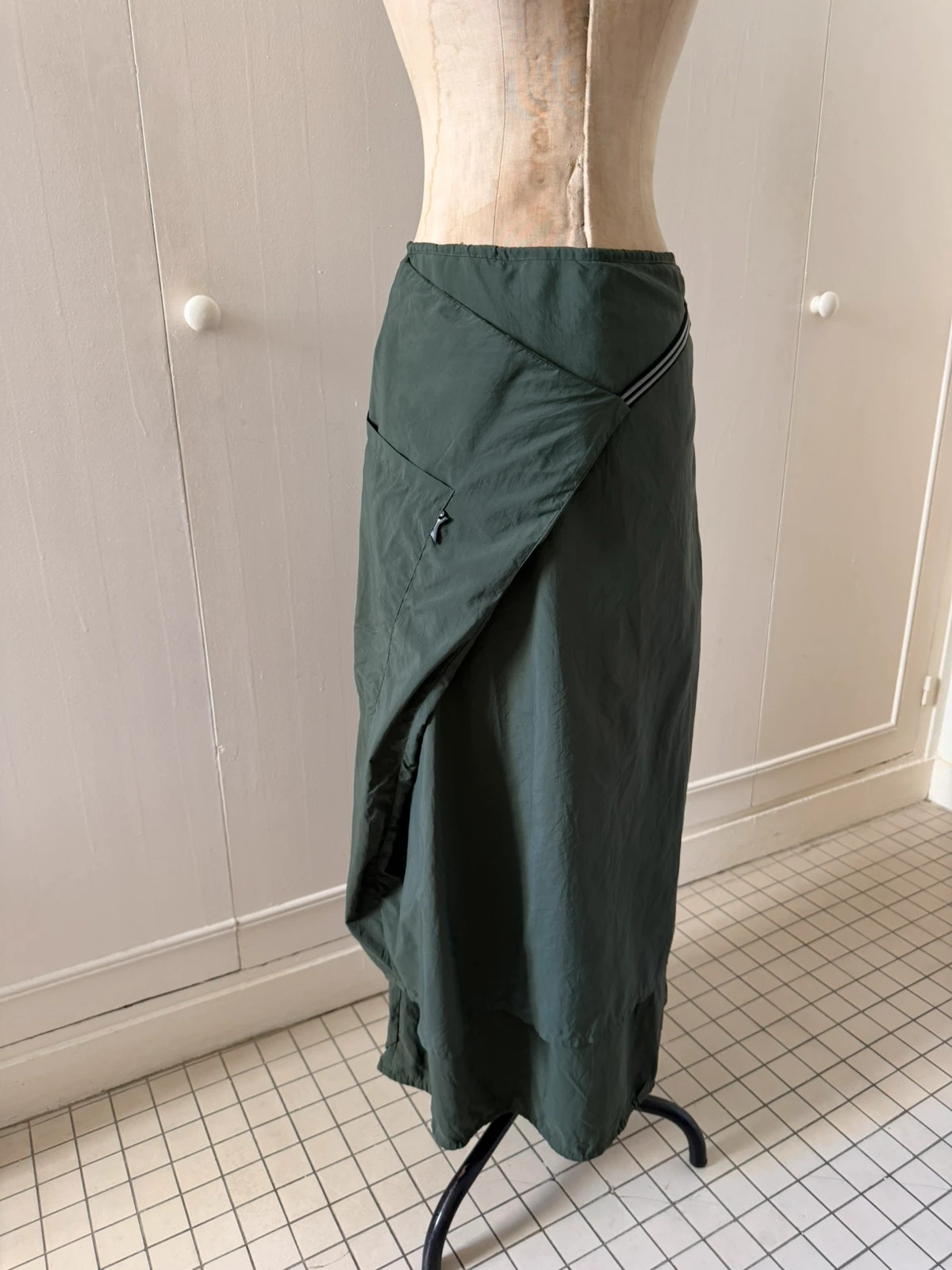 Great condition
Overlay detail
Waist 37cm
Length 95cm
The size is rubbed off the tag so check measurements 2