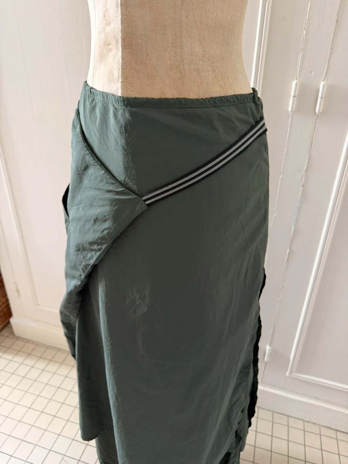 Great condition
Overlay detail
Waist 37cm
Length 95cm
The size is rubbed off the tag so check measurements 4