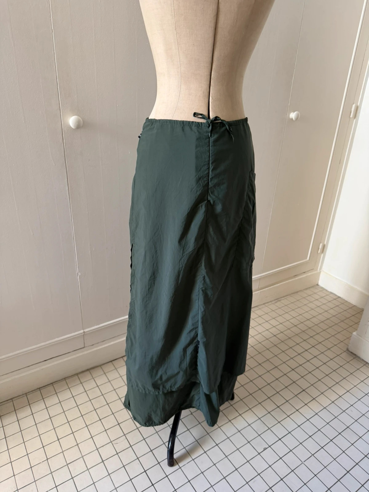 Great condition
Overlay detail
Waist 37cm
Length 95cm
The size is rubbed off the tag so check measurements 6