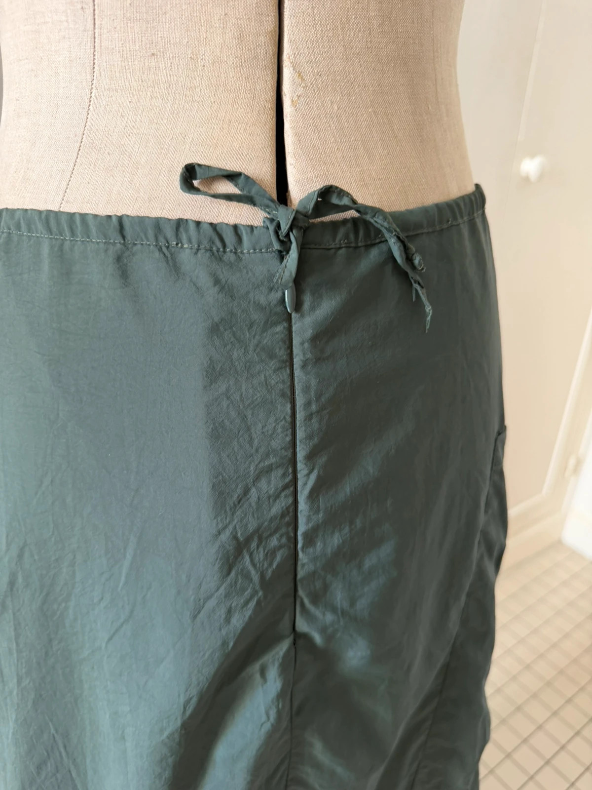 Great condition
Overlay detail
Waist 37cm
Length 95cm
The size is rubbed off the tag so check measurements 7